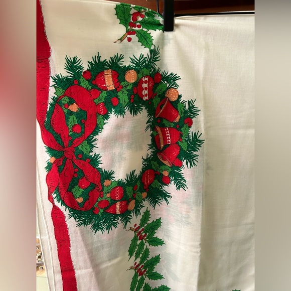 VTG pretty Cotton printed Christmas Tablecloth. Unbranded. - Picture 5 of 6